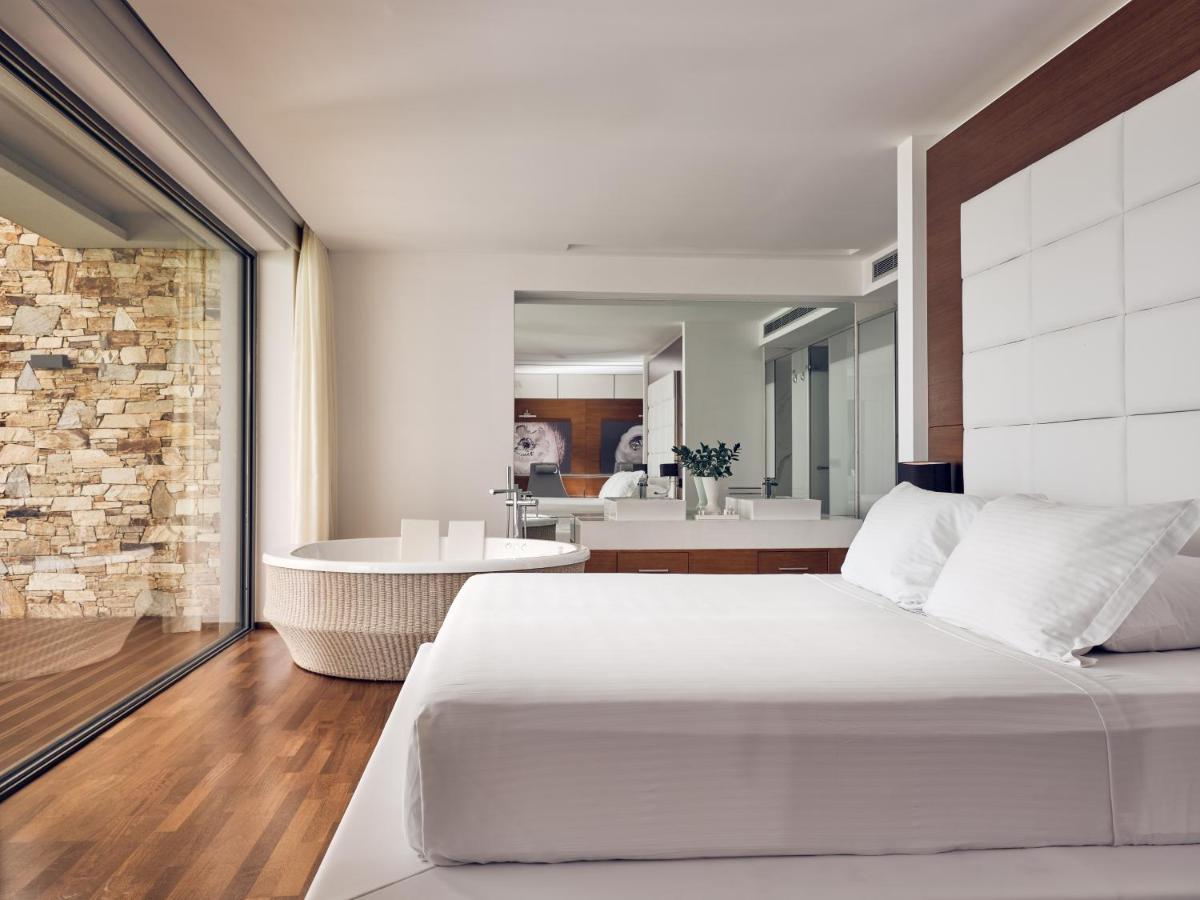 Lesante Blu - The Leading Of The World, Adults Only Tragaki